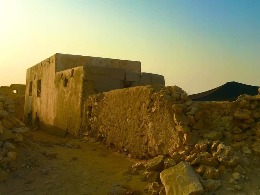 Explore North Qatar with history and archaeological sites. - What the private format adds