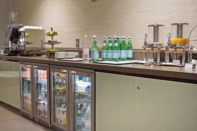 Qatar: Doha Hamad International Airport (DOH) Al Maha Lounge - Food and drinks: enough to make a long wait easier